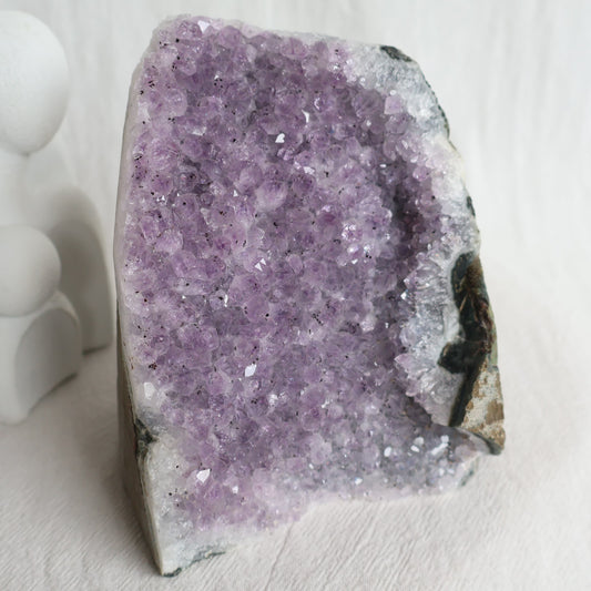 Natural Amethyst druzy cut base weighing 998g with purple crystal points and raw outer edges, standing 11.5cm tall.