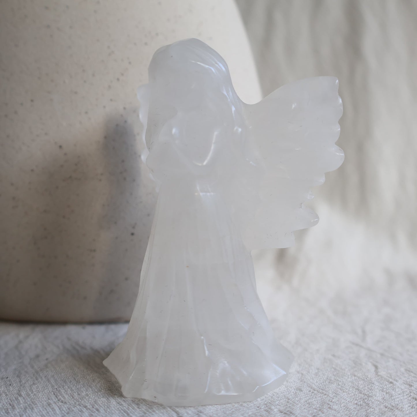 angel carving with detailed wings, clasped hands and flowing gown, 8.5cm tall