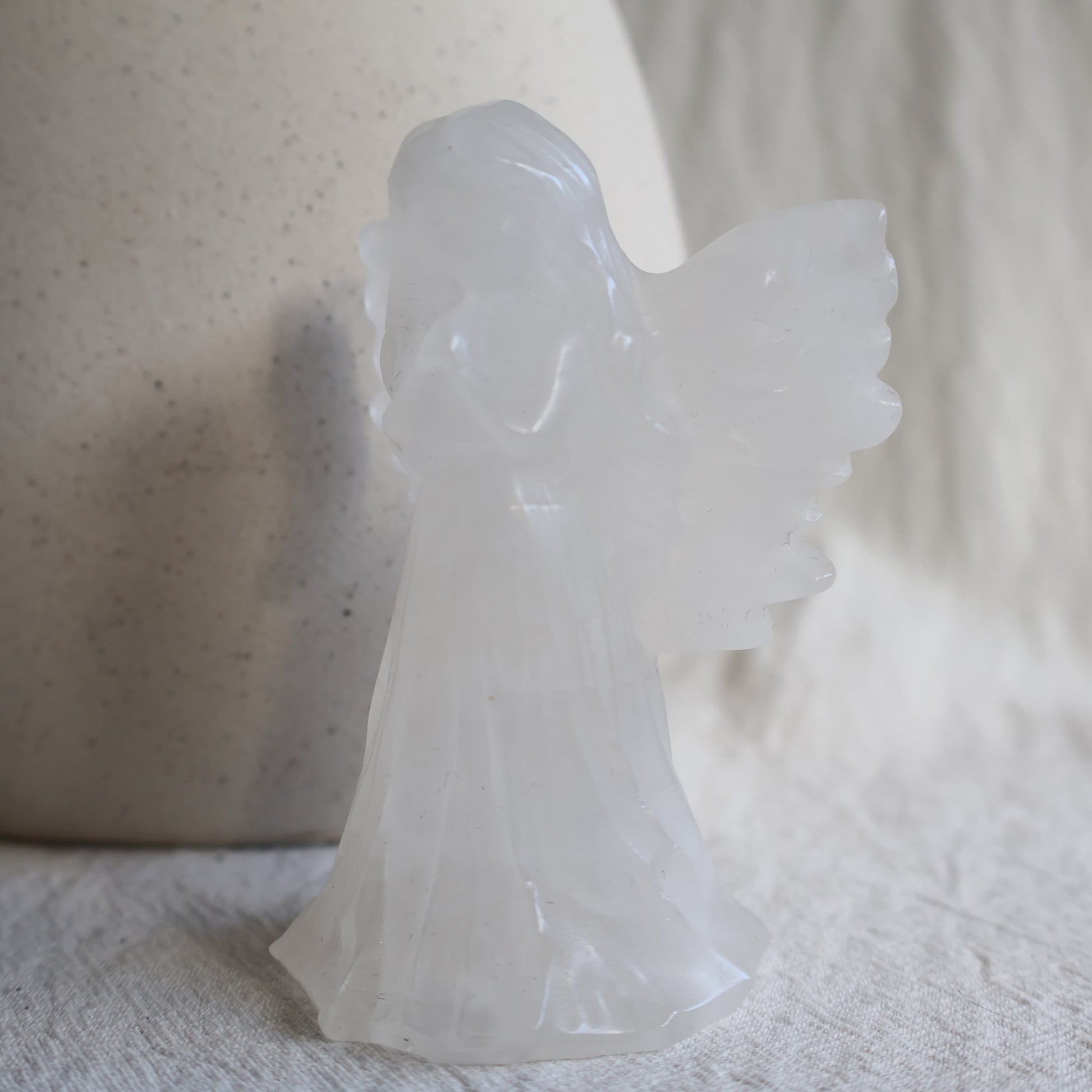 angel carving with detailed wings, clasped hands and flowing gown, 8.5cm tall