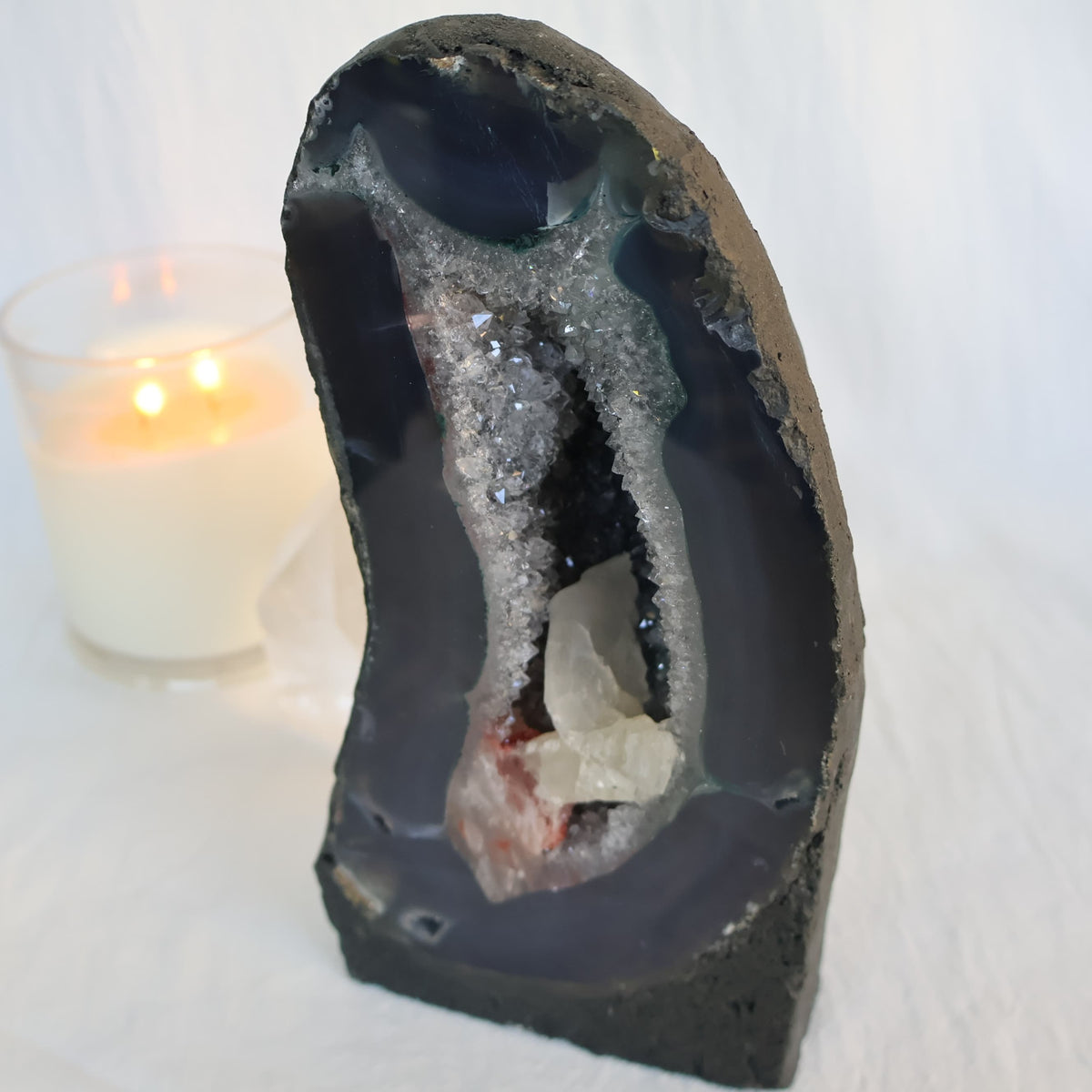 XL Blue Agate cathedral with sparkling druzy cavity, white Calcite crystals and reddish Hematite mineralisation, 22cm tall and 2.617kg.