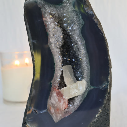 XL Blue Agate cathedral with sparkling druzy cavity, white Calcite crystals and reddish Hematite mineralisation, 22cm tall and 2.617kg.