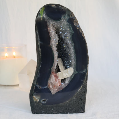 XL Blue Agate cathedral with sparkling druzy cavity, white Calcite crystals and reddish Hematite mineralisation, 22cm tall and 2.617kg.