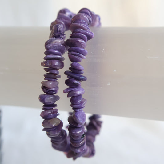 Charoite chip bracelet featuring natural polished chips in shades of violet, lavender and lilac on a stretch elastic band.