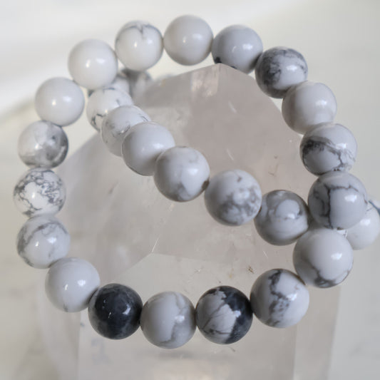 Howlite 10mm bead stretch bracelet with smooth white beads and distinctive natural grey veining.