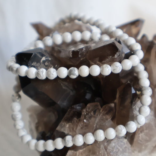 Howlite 4mm bead stretch bracelet with petite white beads and delicate natural grey veining.