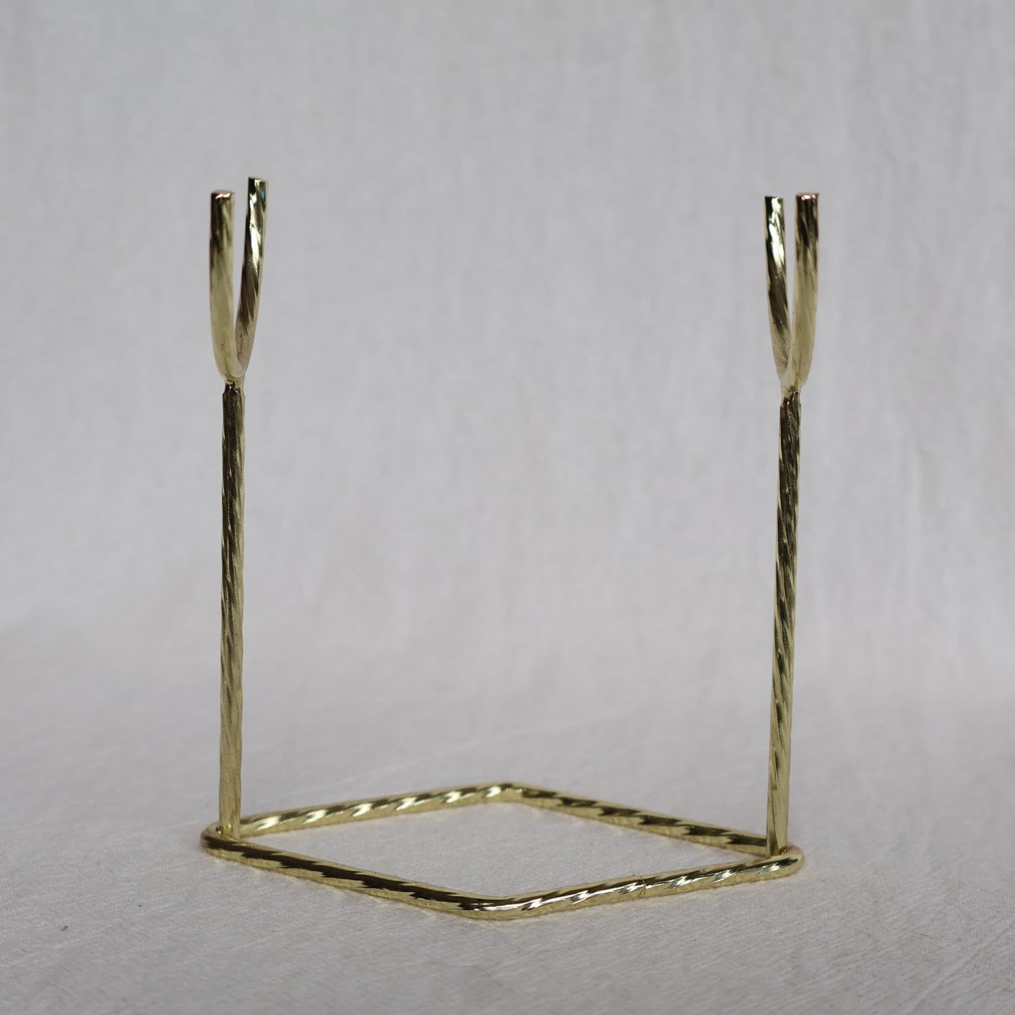 Metal crystal rod and wand display stand available in black, silver and gold, measuring 9.5cm x 10cm.