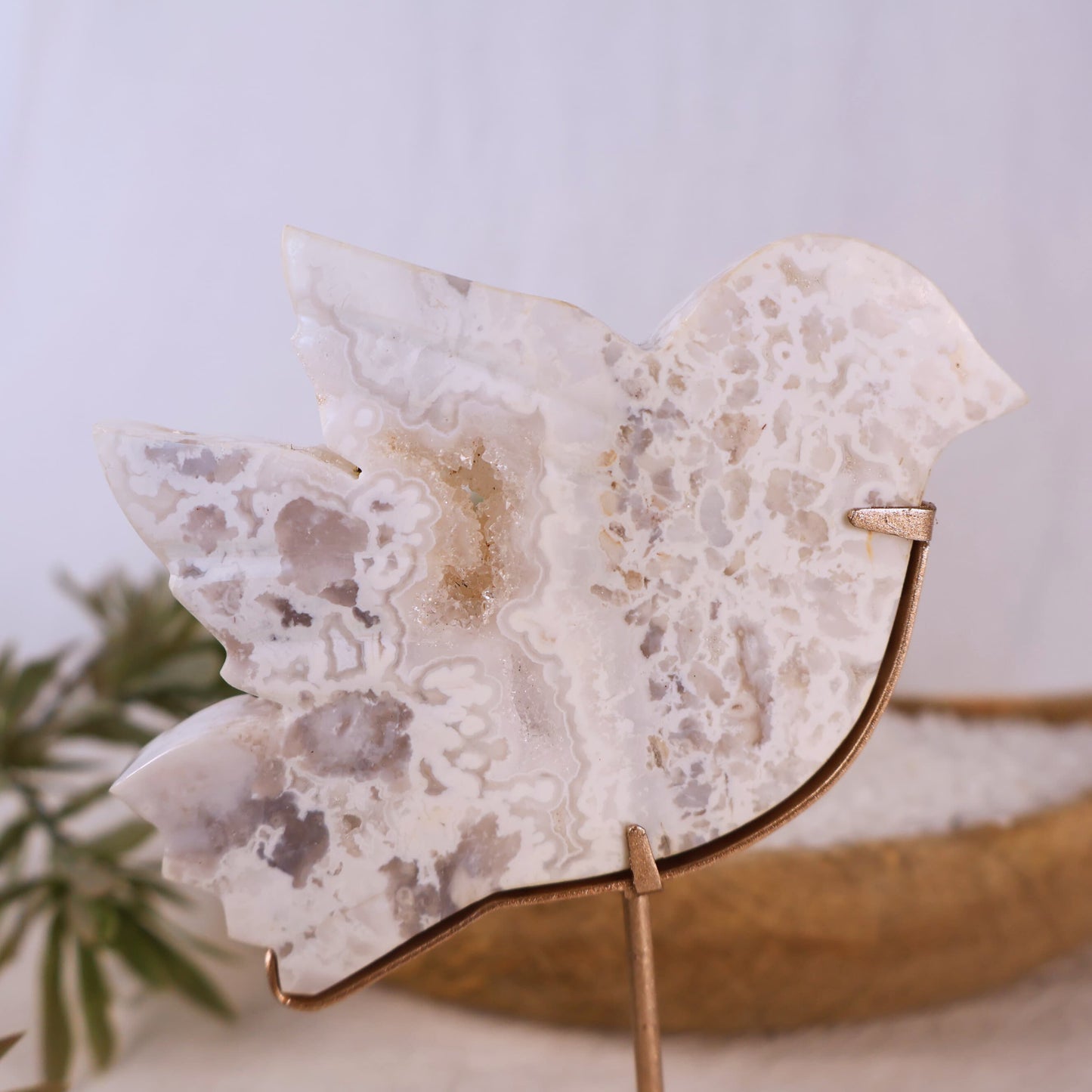 natural crystal white plume agate bird carving on stand
