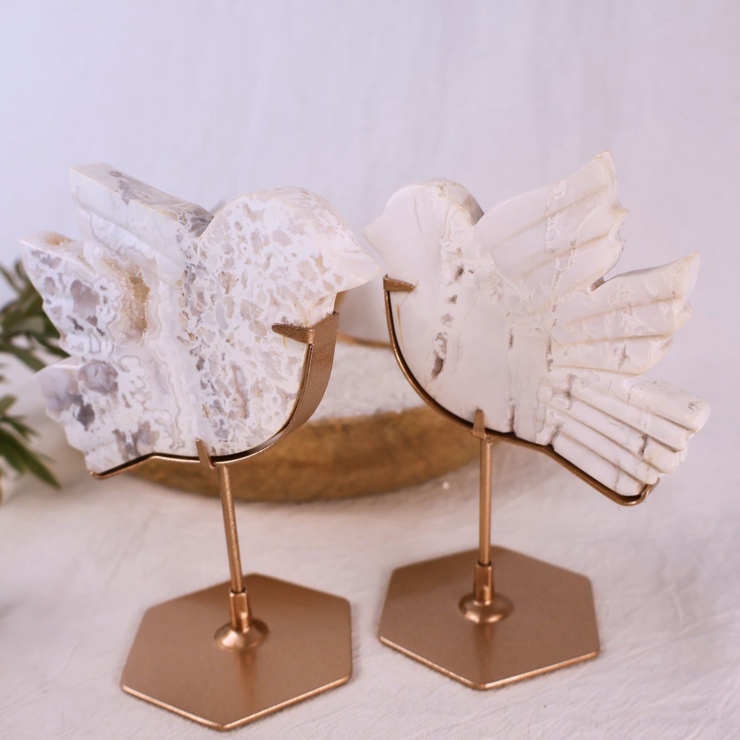 natural crystal white plume agate bird carving on stand